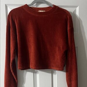 Ribbed cropped sweater with long sleeves